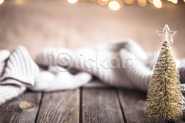 감성 사람없음 JPG 아웃포커스 포토 해외이미지 겨울 나무탁자 보케 빛망울 스웨터 실내 오브젝트 카피스페이스 크리스마스 크리스마스트리