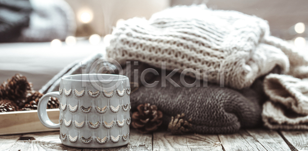 감성 사람없음 JPG 아웃포커스 포토 해외이미지 겨울 나무상자 나무탁자 머그컵 솔방울 스웨터 실내 오브젝트