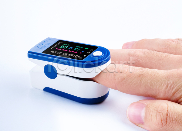 신체부위 JPG 근접촬영 포토 해외이미지 끼우기 넣기 산소포화도측정기 손 실내 측정 측정기 흰배경
