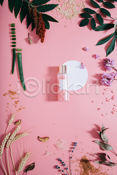 사람없음 JPG 포토 하이앵글 해외이미지 꽃잎 드라이플라워 바디케어 분홍색 스파용품 알로에 오브젝트 입욕소금 잎 조각 향수병