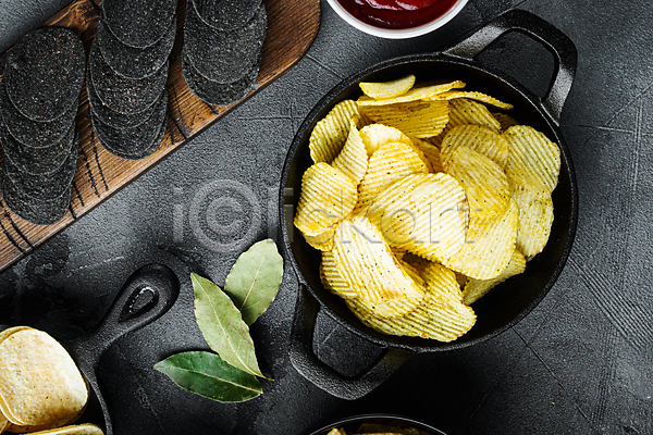 사람없음 JPG 포토 하이앵글 해외이미지 감자칩 담기 실내 월계수잎 칩(음식) 회색배경