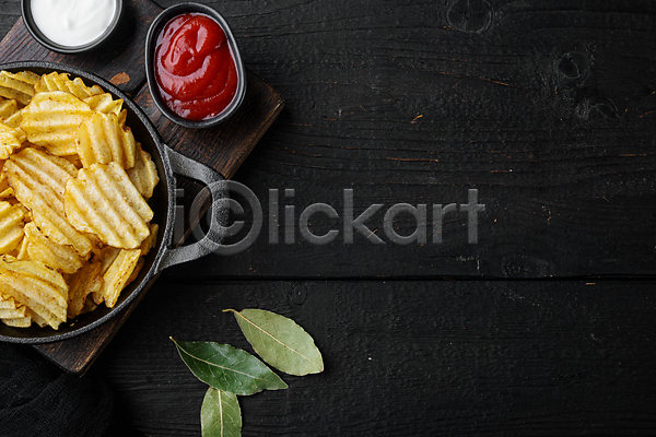 사람없음 JPG 포토 하이앵글 해외이미지 감자칩 나무배경 실내 월계수잎 칩(음식) 카피스페이스 케첩