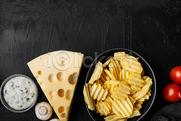 사람없음 JPG 포토 해외이미지 감자칩 검은배경 담기 소스(음식) 실내 치즈 칩(음식)