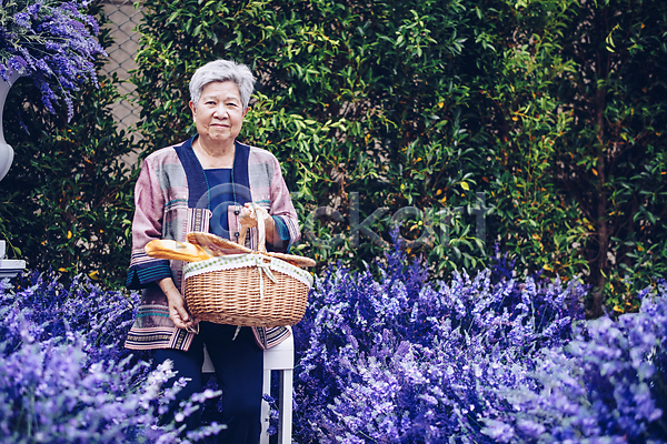 노인만 노인여자한명만 동양인 여자 한명 JPG 앞모습 포토 해외이미지 들기 라벤더 바구니 보라색 빵 야외 여름(계절) 주간