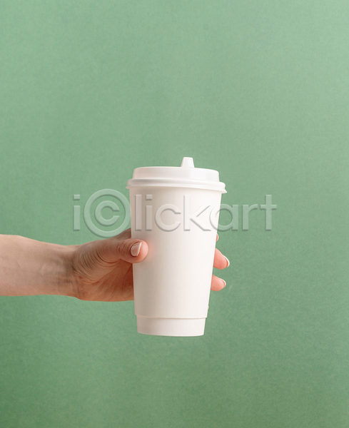 신체부위 JPG 포토 해외이미지 들기 손 실내 에코 에코라이프 일회용 재활용 초록배경 친환경 테이크아웃컵 포장용기