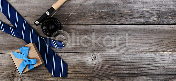 사랑 행복 휴식 남자 사람없음 JPG 포토 해외이미지 6월 기념 넥타이 드레스 머리위 목재 백그라운드 비즈니스 상자 선물 선물상자 스포츠 시골 아빠 어류 업무 오브젝트 전통 카피스페이스 컨셉 탁자 해외포토 휴가