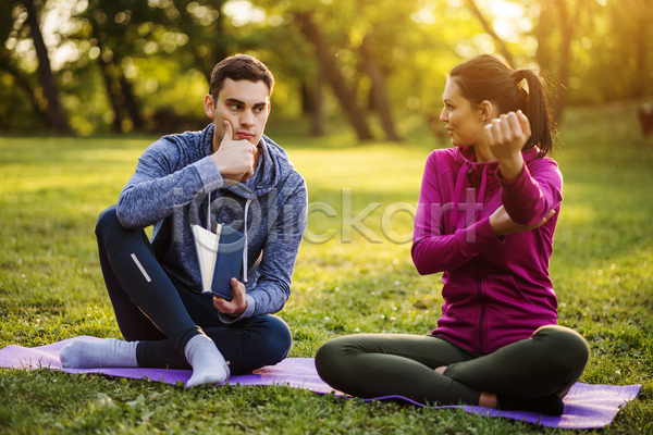 휴식 남자 두명 성인 성인만 여자 JPG 앞모습 포토 해외이미지 공원 대화 들기 보여주기 앉기 야외 운동 응시 전신 주간 책 커플 커플라이프