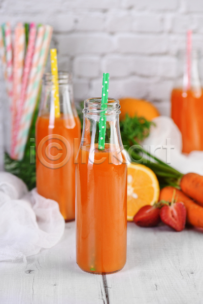 사람없음 JPG 포토 해외이미지 건강식 과일주스 당근 디톡스 딸기 빨대 실내 야채주스 오렌지 유리병 음료수병 흰배경