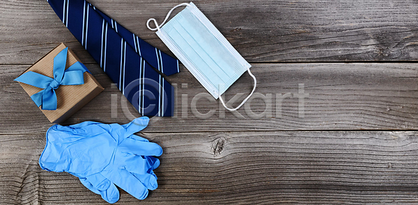 사랑 행복 남자 사람없음 JPG 포토 해외이미지 6월 가면 건강 기념 넥타이 드레스 라텍스 머리위 목재 바이러스 백그라운드 비즈니스 상자 선물 선물상자 시골 아빠 업무 오브젝트 위생관리 장갑 전통 카피스페이스 컨셉 탁자 해외포토 휴가