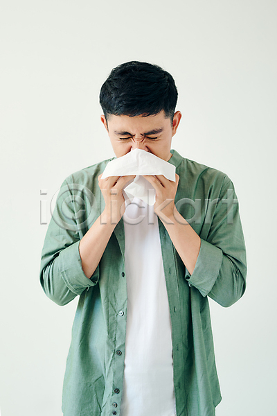 고통 남자 동양인 성인 성인남자한명만 한명 JPG 포토 해외이미지 감기(질병) 건강 눈감음 들기 상반신 손수건 인플루엔자 입가림 재채기 증상 질병 찡그림