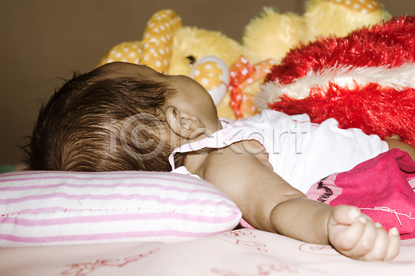 귀여움 남자아기한명만 아기 한명 JPG 포토 해외이미지 낮잠 눈감음 눕기 신생아 이불 침대