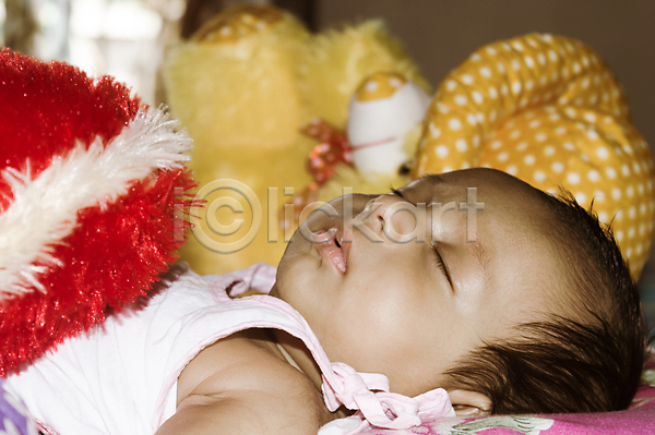귀여움 남자아기한명만 아기 한명 JPG 포토 해외이미지 낮잠 눈감음 눕기 신생아 이불 침대