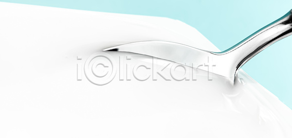 사람없음 JPG 포토 해외이미지 숟가락 요거트 플라스틱통 하늘색 흰색