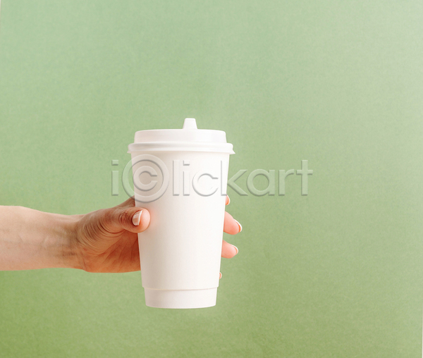 신체부위 JPG 포토 해외이미지 들기 손 실내 에코 에코라이프 일회용 재활용 초록배경 친환경 테이크아웃컵 포장용기