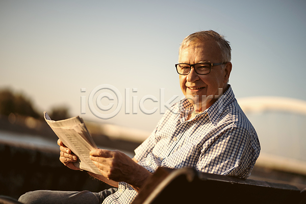 행복 휴식 남자 노년 백인 사람 성인 한명 JPG 포토 해외이미지 강 건강 도시 독서 라이프스타일 맑음 문학 백발 벤치 신문 앉기 야외 은퇴 응시 일몰