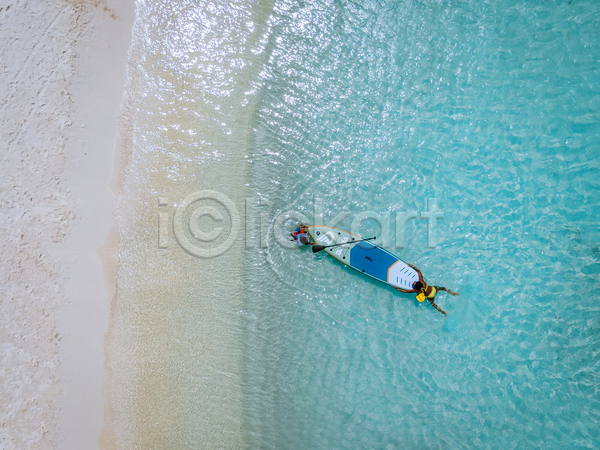두명 사람 JPG 포토 하이앵글 해외이미지 바다 서핑보드 야외 여름(계절) 여름풍경 잡기 전신 주간 카리브해 패들 패들보드 해변 휴양지