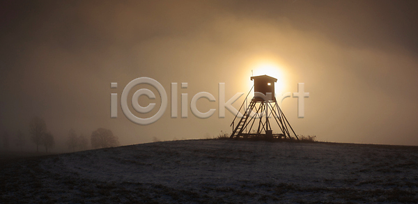 슬픔 신비 추위 사람없음 JPG 포토 해외이미지 겨울 관찰 날씨 냉동 농업 눈내림 눈보라 도로 밭 뿌연 사냥 사냥꾼 사다리 산 산악지대 서리 손목시계 식물 아침 안개 야생동물 야외 언덕 얼음 오두막 오브젝트 일출 자연 체코 탑 파란색 하늘 해외포토