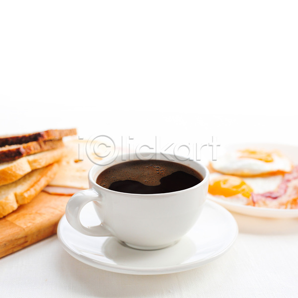 사람없음 JPG 포토 해외이미지 계란프라이 나무도마 실내 아침식사 접시 커피 커피잔 토스트 흰배경