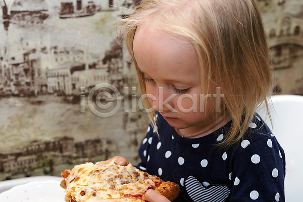 행복 백인 사람 어린이 한명 JPG 포토 해외이미지 라이프스타일 맛 배고픔 속도 식사 얼굴 음식 응시 이탈리아 잡기 저녁식사 점심식사 조각 치즈 피자