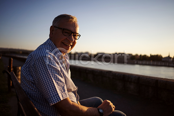 행복 휴식 남자 노년 백인 사람 성인 한명 JPG 포토 해외이미지 강 건강 도시 라이프스타일 맑음 미소(표정) 백발 벤치 앉기 야외 여름(계절) 은퇴 응시 일몰