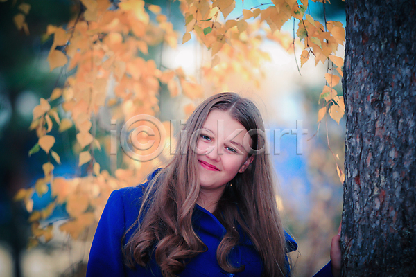 기쁨 행복 10대 백인 사람 여자 한명 JPG 포토 해외이미지 10월 9월 가을(계절) 걷기 계절 공원 노란색 단풍 라이프스타일 모델 목재 미소(표정) 뷰티 스타일 야외 오렌지 우아 웃음 잎 자연 컬러풀 코트 포즈 하이킹 황금