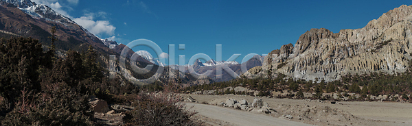 자유 추위 행복 사람없음 JPG 포토 해외이미지 계곡 골짜기 공원 나무 네팔 도로 라이프스타일 무료 백그라운드 산 아시아 야외 얼음 여행 자연 절정 태양 트래킹 파노라마 파란색 하늘 하이커 하이킹 해외포토 햇빛 환경 흰색 히말라야