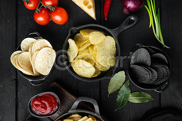 사람없음 JPG 포토 하이앵글 해외이미지 감자칩 검은배경 담기 실내 월계수잎 칩(음식)