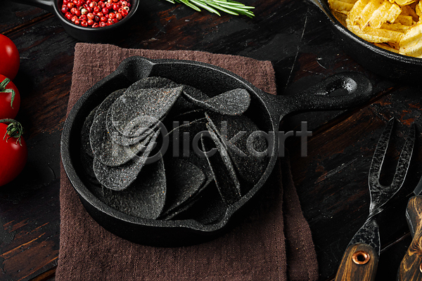 사람없음 JPG 포토 해외이미지 감자칩 검은색 나무배경 담기 실내 칩(음식) 프라이팬