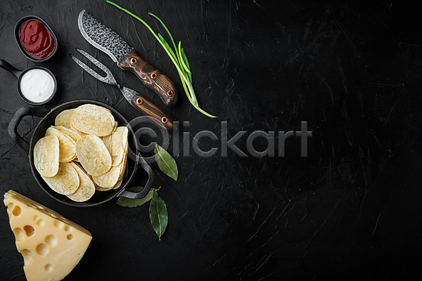 사람없음 JPG 포토 하이앵글 해외이미지 감자칩 검은배경 고기포크 담기 식칼 실내 월계수잎 치즈 칩(음식) 카피스페이스