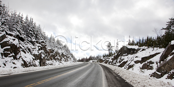 떨어짐 추위 사람없음 JPG 포토 해외이미지 12월 1월 2월 겨울 고속도로 교통시설 길 날씨 도로 보행로 암초 여행 조각 캐나다 큼 하늘