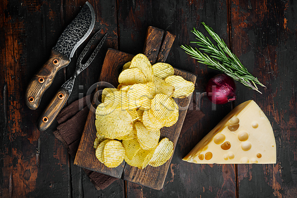 사람없음 JPG 포토 하이앵글 해외이미지 감자칩 고기포크 나무도마 나무배경 로즈메리 식칼 실내 칩(음식)