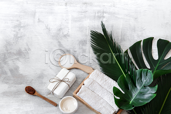 사람없음 JPG 포토 하이앵글 해외이미지 나무숟가락 바디케어 수건 수제비누 스파용품 야자수잎 열대잎 오브젝트 크림 흰색