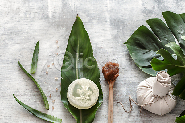사람없음 JPG 포토 하이앵글 해외이미지 나무숟가락 바디케어 수제비누 스파용품 알로에 야자수잎 열대잎 오브젝트