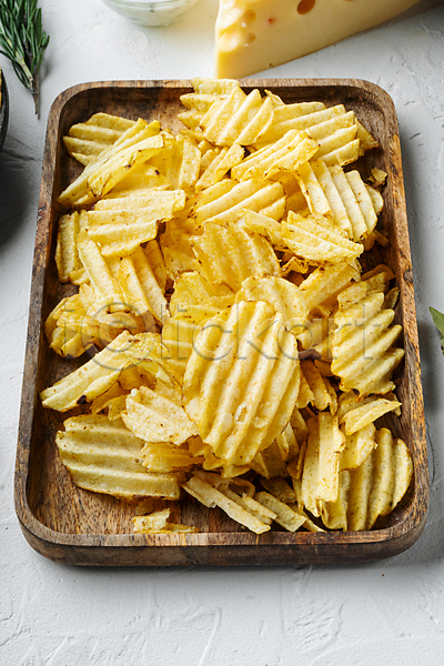 사람없음 JPG 포토 해외이미지 감자칩 나무쟁반 담기 실내 칩(음식) 흰배경