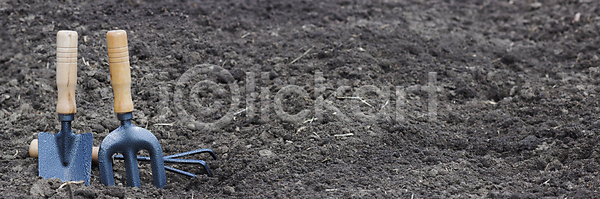 성장 사람없음 JPG 포토 해외이미지 갈색 갈퀴 검은색 공구 꽃 농업 농작물 농장 도구 땅 땅바닥 먼지 물 밭일 백그라운드 봄 삽 시골 식물 야외 업무 여름 원예 유기농 자연 장비 정상 정원 지구 진흙 카피스페이스 포크 해외포토 환경 흙 흰색