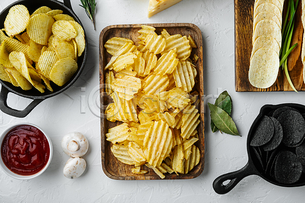 사람없음 JPG 포토 하이앵글 해외이미지 감자칩 나무쟁반 담기 실내 칩(음식) 흰배경