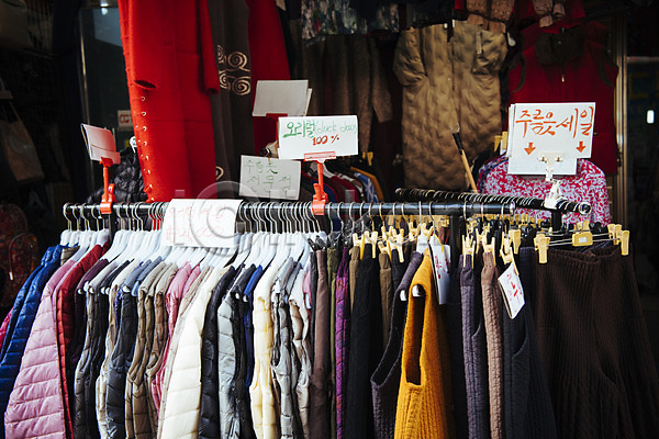 사람없음 JPG 포토 가격 남대문시장 상의 세일 시장 야외 옷 옷걸이 외투 의류매장 전통시장 주간 한국