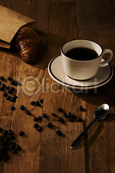 사람없음 JPG 포토 하이앵글 나무배경 스튜디오촬영 실내 아메리카노 오브젝트 원두 카페 커피 커피잔 크루아상 티스푼