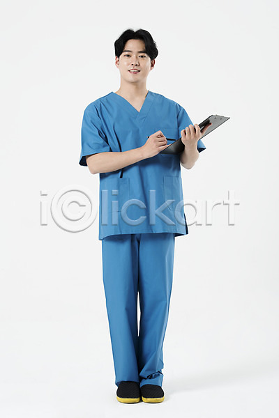 20대 남자 성인 성인남자한명만 한국인 한명 JPG 앞모습 포토 간호복 간호사 누끼 들기 미소(표정) 볼펜 서기 서류판 스튜디오촬영 실내 전신 직업 파란색 흰배경