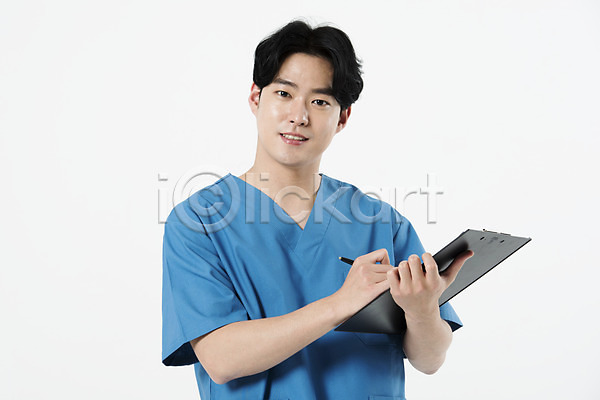 20대 남자 성인 성인남자한명만 한국인 한명 JPG 앞모습 포토 간호복 간호사 누끼 들기 미소(표정) 상반신 서기 서류판 스튜디오촬영 실내 직업 파란색 흰배경