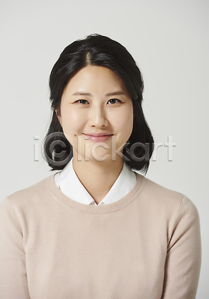 즐거움 행복 30대 성인 성인여자한명만 여자 한국인 한명 JPG 근접촬영 앞모습 포토 감정 미소(표정) 상반신 스튜디오촬영 실내 앉기 표정 표현 회색배경