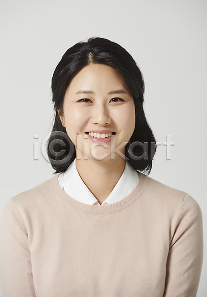즐거움 행복 30대 성인 성인여자한명만 여자 한국인 한명 JPG 근접촬영 앞모습 포토 감정 미소(표정) 상반신 스튜디오촬영 실내 앉기 표정 표현 회색배경