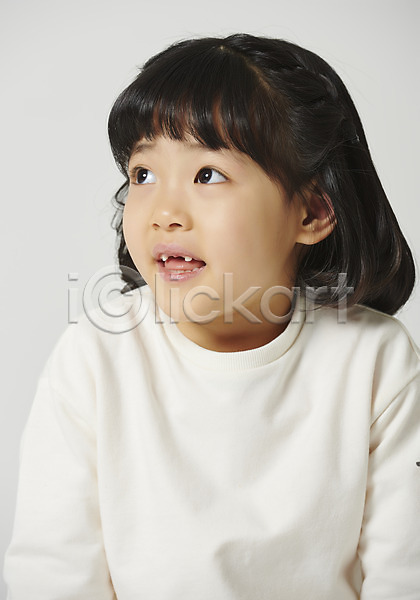 소녀(어린이) 소녀한명만 어린이 여자 한명 JPG 근접촬영 앞모습 포토 감정 상반신 스튜디오촬영 실내 앉기 응시 표정 표현 회색배경