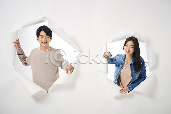 청춘(젊음) 20대 남자 두명 성인 성인만 여자 한국인 JPG 앞모습 포토 나오기 대학생 뚫기 미소(표정) 벽지 상반신 스튜디오촬영 실내 종이 찢어짐 흰배경
