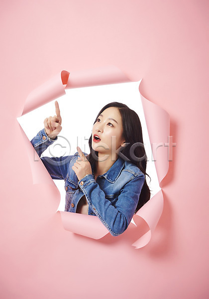 청춘(젊음) 20대 성인 성인여자한명만 여자 한국인 한명 JPG 앞모습 포토 가리킴 나오기 대학생 뚫기 벽지 분홍색배경 상반신 스튜디오촬영 실내 응시 종이 찢어짐