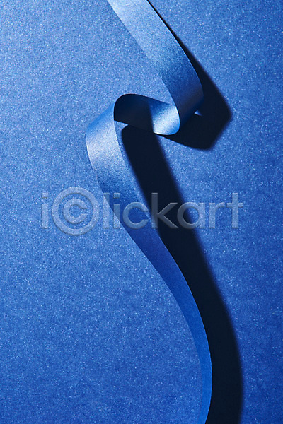 사람없음 JPG 포토 공백 리본 백그라운드 스튜디오촬영 실내 오브젝트 종이 질감 카피스페이스 클래식블루 트렌드컬러 파란색 프레임 플랫레이
