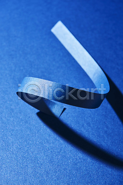 사람없음 JPG 포토 곡선 공백 리본 백그라운드 스튜디오촬영 실내 오브젝트 종이 질감 카피스페이스 클래식블루 트렌드컬러 파란색 프레임 플랫레이