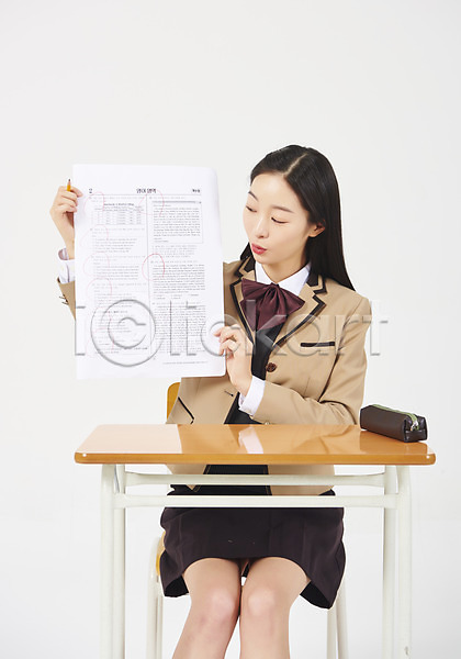 10대 고등학생 사람 십대여자한명만 여자 청소년 한국인 한명 JPG 앞모습 포토 교복 교실 교육 누끼 들기 상반신 수능 스튜디오촬영 시험지 실내 십대라이프스타일 앉기 여고생 여학생 응시 책상 필통 학생 흰배경