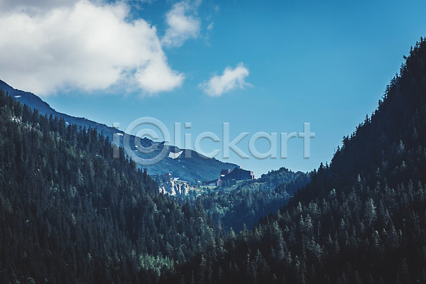 사람없음 JPG 포토 구름(자연) 나무 산 산장 소나무 숲 알프스 야외 유럽풍경 자연 주간 풍경(경치) 하늘 해외풍경