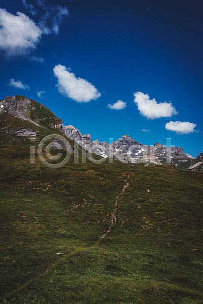 사람없음 JPG 포토 구름(자연) 등산로 산 산등성이 알프스 야외 유럽풍경 자연 주간 초원(자연) 풍경(경치) 하늘 해외풍경